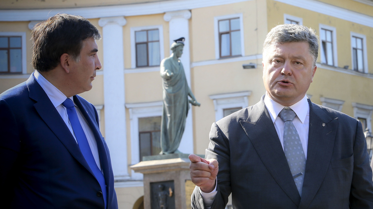 Президент Петр Порошенко (справа) пока не планирует отставки Михаила Саакашвили, www.president.gov.ua