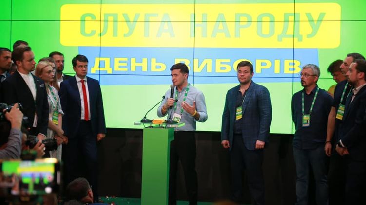 Президент Владимир Зеленский (в центре) уже беспокоится за единство своей фракции в Раде, фото: facebook.com/sluganarodu.official