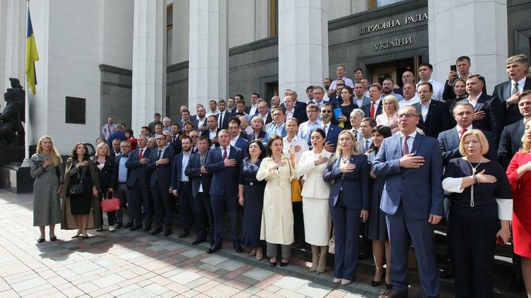 Бывшие избранники будут иметь право на пожизненное бесплатное лечение и бесплатные похороны. Фото: rada.gov.ua
