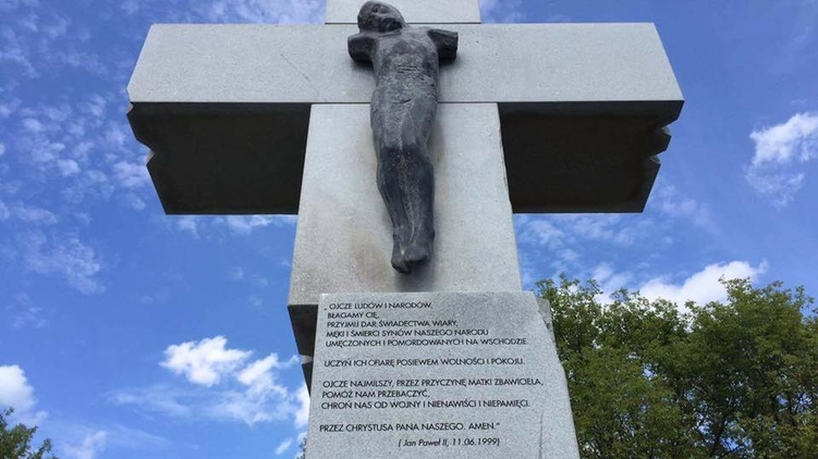 Мемориал жертвам Волынской резни в Варшаве, перед которым преклонил колени Петр Порошенко