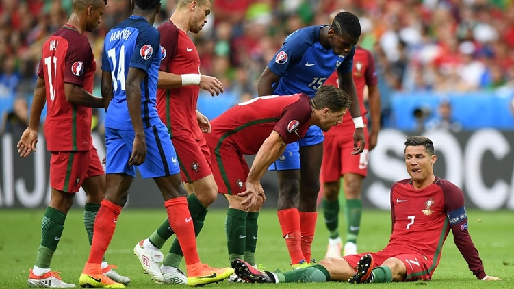 Криштиану Роналду получил травму в финале Евро 2016 и был заменен уже в первом тайме, фото: uefa.com