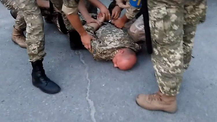 Представители Веонной службы правопорядка задерживают замкомбрига 93-й бригады подполковника Полякова, Facebook