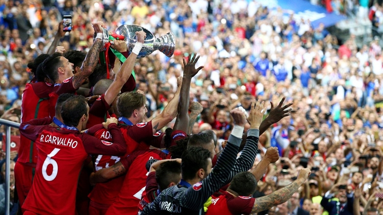Ликует сборная Португалии - новый чемпион футбольного Евро, фото: uefa.com