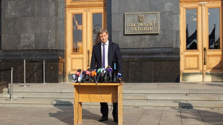 Александр Данилюк передал президенту просьбу об отставке, фото: facebook.com/rnbou