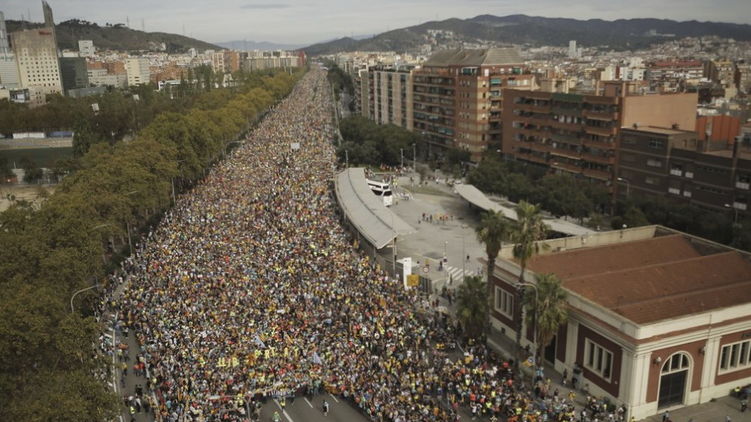 В Барселону прибыли десятки тысяч людей со всей Каталонии, фото: radiosvoboda.org