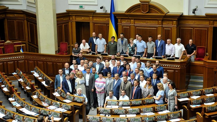 Спев гимн и сфотографировавшись на память, депутаты разошлись до осени на каникулы, фото: facebook.com/strumkovskij