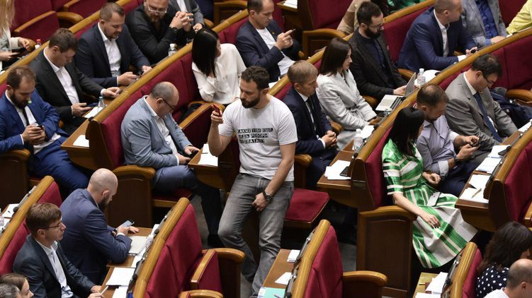 Антикоррупционные активисты заподозрили Дубинского и его коллег в коррупции. Фото: Изым Каумбаев, 