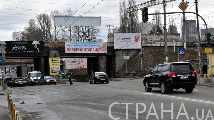 Регулировщик пропускает автомобили Турчинова, фото: Аркадий Манн, 
