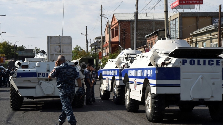 Полицейский участок в Ереване по-прежнему заблокирован, фото: REUTERS
