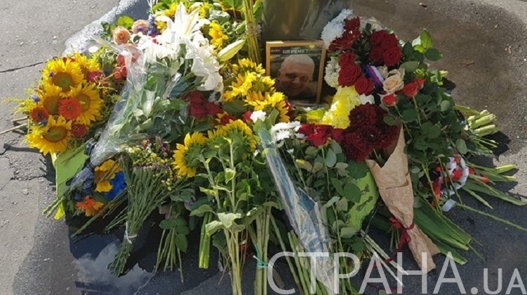 Киевляне несут цветы к месту гибели Павла Шеремета, фото: 