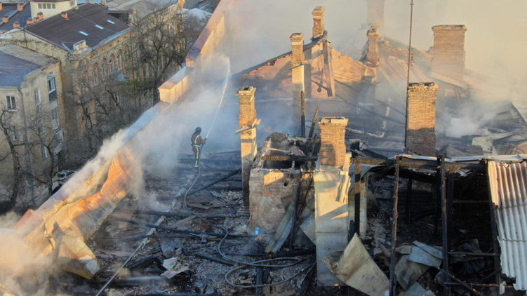 Пожар в Одессе: пожарные проливают конструкции здания и ищут тела погибших. Фото: dumskaya.net