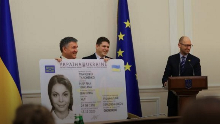 Арсен Аваков и Арсений Яценюк представляют образец нового паспорта, фото: Арсен Аваков