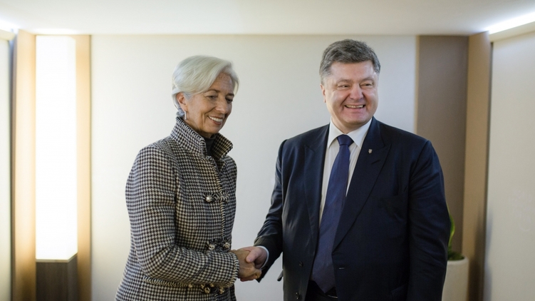 Директор-распорядитель Международного валютного фонда Кристин Лагард (слева) и Петр Порошенко улыбаются на переговорах, но это мало помогает в деле нового кредита для Украины, фото: 