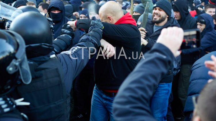 Столкновения под Верховно Радой в Киеве 17 декабря. Фото: Страна