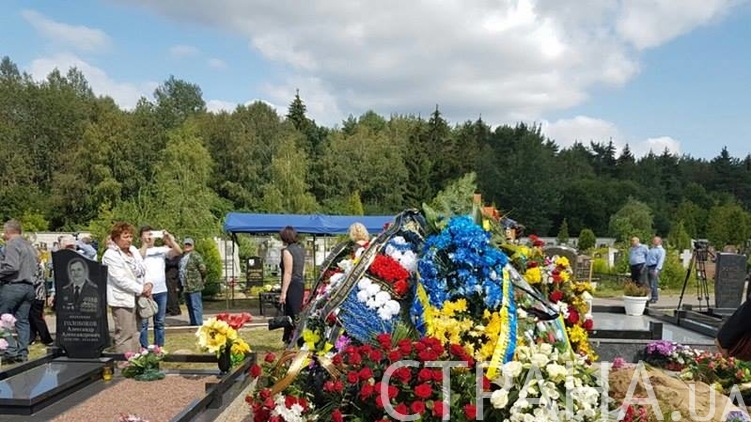 Павла Шеремета похоронили рядом с отцом, фото: 