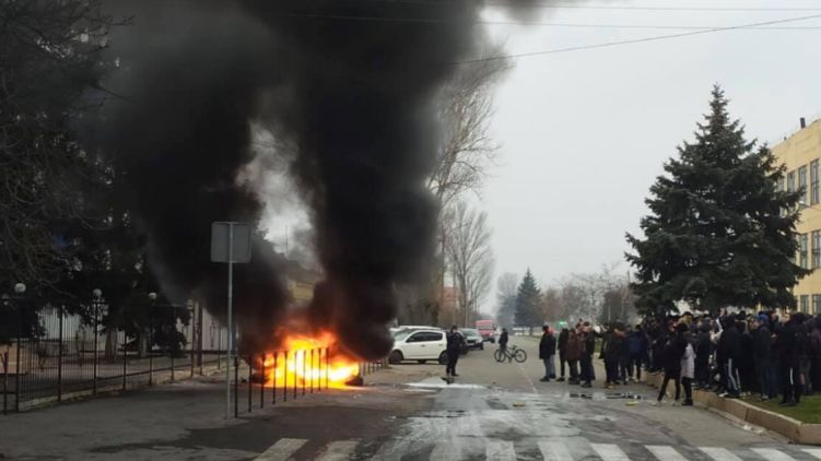 Протесты в Каховке 4 января. Фото: most.ks.ua