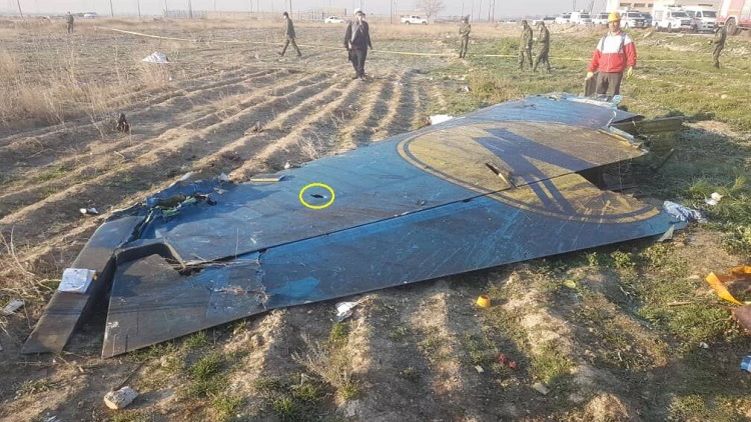 Крыло самолета компании МАУ, который бил сбит в окрестностях Тегерана 8 января