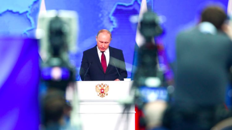 Путин в ходе зачитывания послания Федеральному собранию. Фото с сайта Кремля 