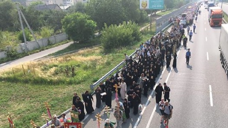 Участники Крестного хода движутся к Киеву, фото: Анастасия Магазова/Facebook