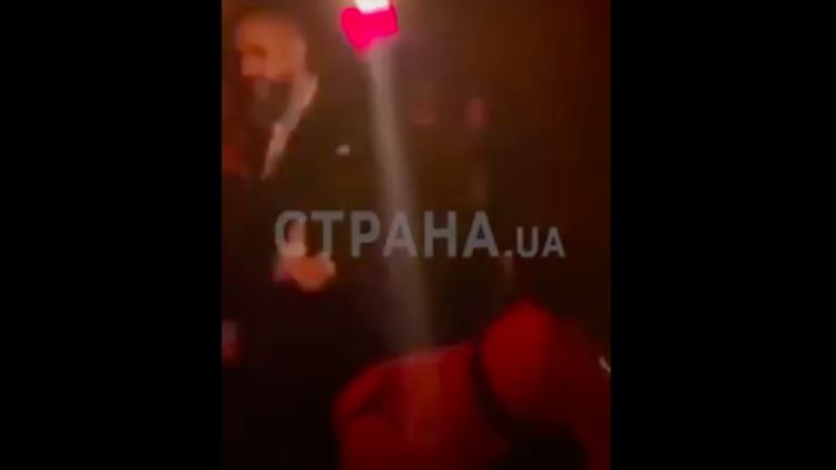 Глава таможенной службы Украины Макс Нефедов развлекается с обнаженными танцовщицами в клубе. Фото: Страна.ua