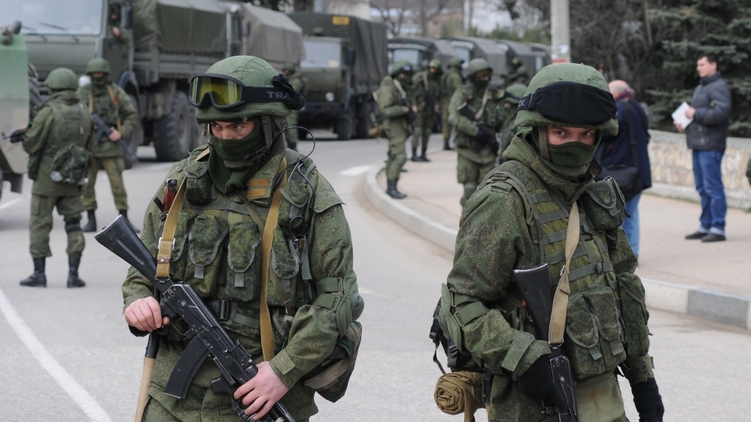 Военные без опознавательных знаков присутствуют возле морской пограничной охраны в Балаклаве (Крым), фото: 