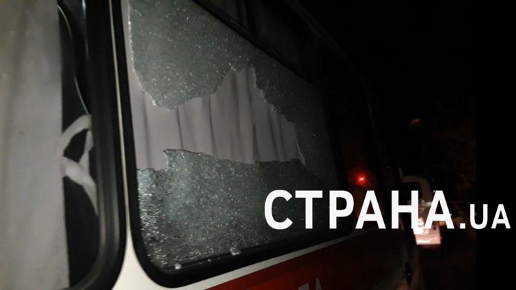 Разбитые стекла в автобусе, который вез эвакуированных из Китая. Фото: Страна. ua