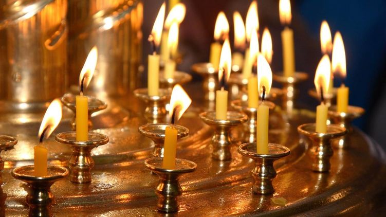 Свечи в храме. Прощенное воскресенье 1 марта 2020 года