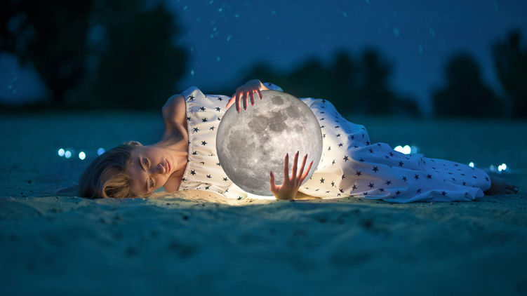 Девушка с Луной. Фото из открытых источников