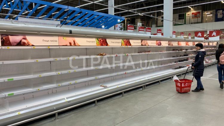 Средний чек в продуктовых магазинах резко вырос, то торговцы боятся, что скоро украинцам будет не за что пополнять запасы еды. Фото 