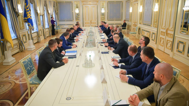 Коломойский и Ахметов сидели на недавней встрече олигархов прямо напротив Зеленского. Фото: Офис президента Украины