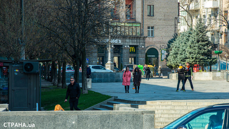22-1 день карантина. McDonald's на Майдане Независимости, фото: Изым Каумбаев, 