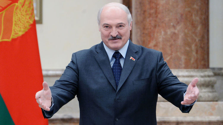 Лукашенко считает коронавирус психозом и карантин не вводит