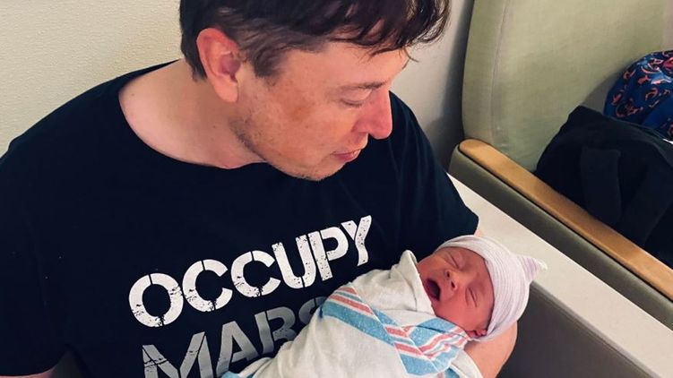 Илон Маск с новорожденным сыном. Фото: elonmusk/Twitter
