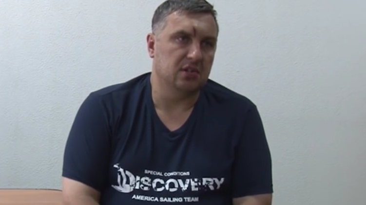 Украинец Евгений Панов отвечает на вопросы российского следователя, фото: YouTube