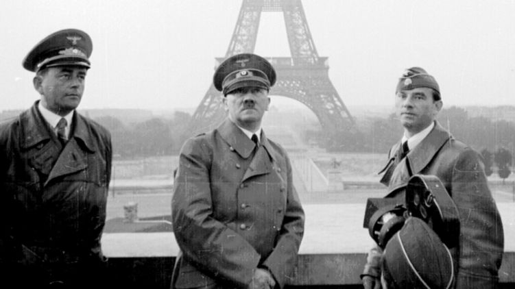 Гитлер позирует на фоне Эйфелевой башни. Архивное фото