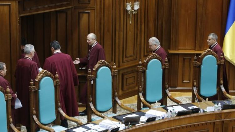 Судей Конституционного суда просят отменить закон 2014 года об амнистии участников Майдана. Фото: 112.ua