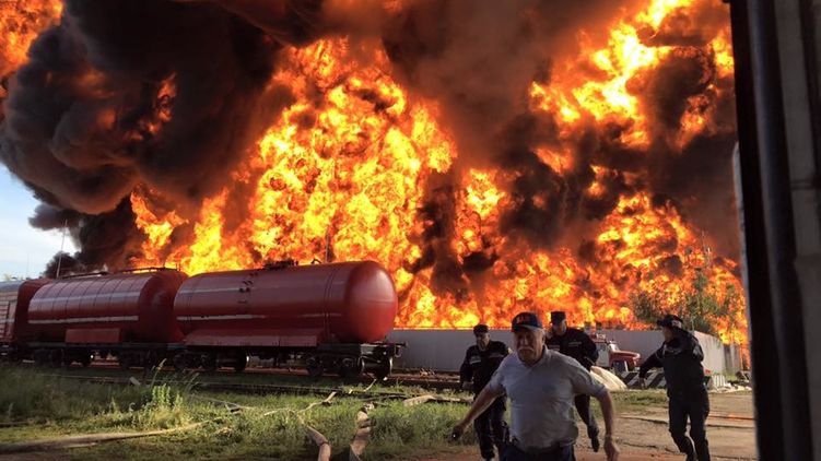 Пожар на нефтебазе стал первым прецедентом экологических выплат пострадавшим. Фото из открытых источников