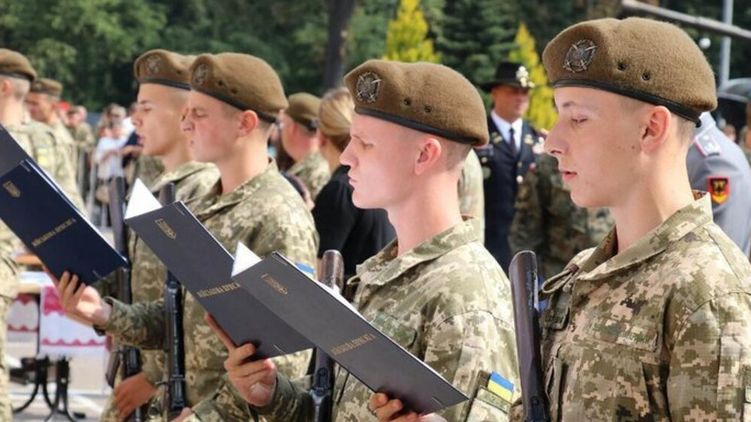 В этом году украинцев хотят забрать в армию, не дожидаясь, когда они поступят в ВУЗы