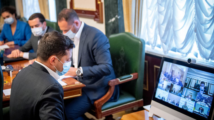 Президент Владимир Зеленский (слева) сам вступил в переговоры с луцким террористом, что может аукнуться в будущем, фото: president.gov.ua/