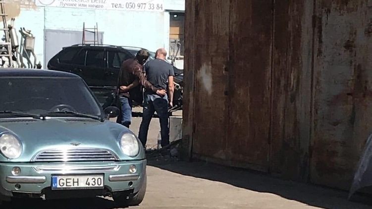 Автоугонщик взял в заложники полицейского. Фото: poltava.to
