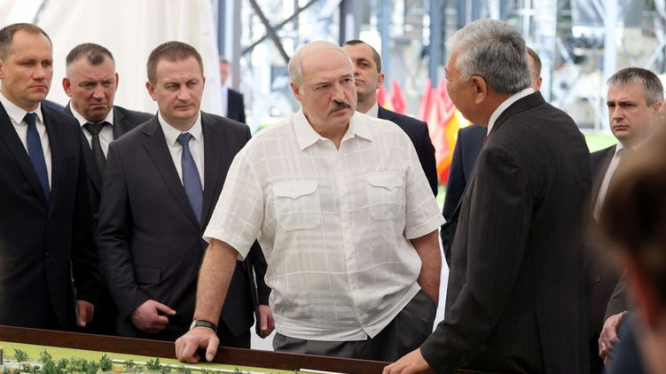 На следующий день после выборов Лукашенко поехал осматривать агропредприятие. Фото: Белта