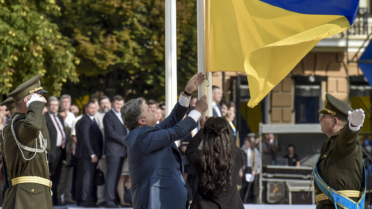 Президент Петр Порошенко и Мария Рыбак на церемонии в честь Дня государственного флага Украины, фото: president.gov.ua