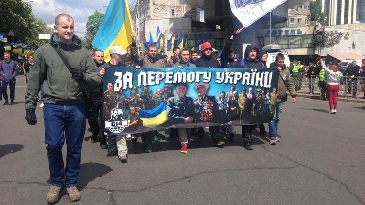 Радикалы в Украине пытаются формировать повестку дня, фото: ВВС