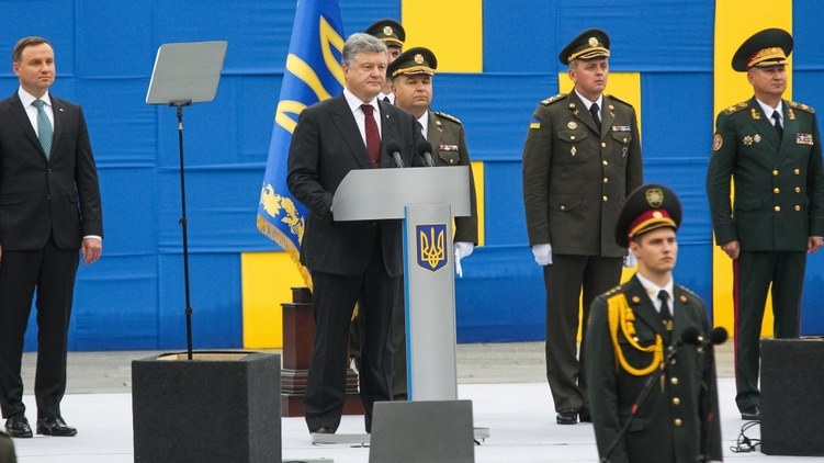 В этом году речь Петра Порошенко по случаю Дня Независимости была крайне милитаризированной, фото: Украинские новости