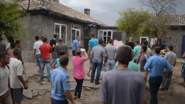 Жители села Лощиновка громят дома ромов, фото: Ирина Золотарёва/YouTube