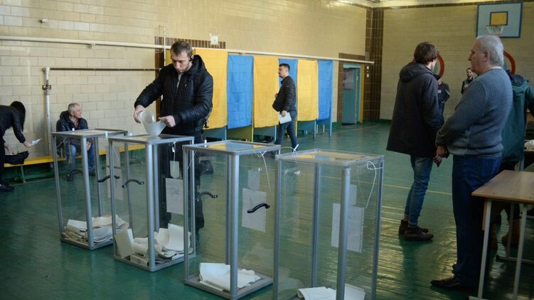 Согласно соцопросам, на местных выборах украинцы массово проголосуют за региональные партии, фото: Аркадий Манн, 