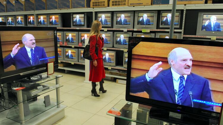Александр Лукашенко в телевизорах. Фото с сайта rusvesna