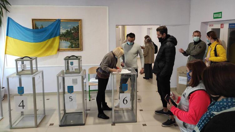 Украинцы выбирают мэров и депутатов местных советов. Фото 