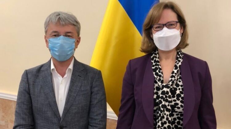 Александр Ткаченко и Кристина Квин. Фото посольства США