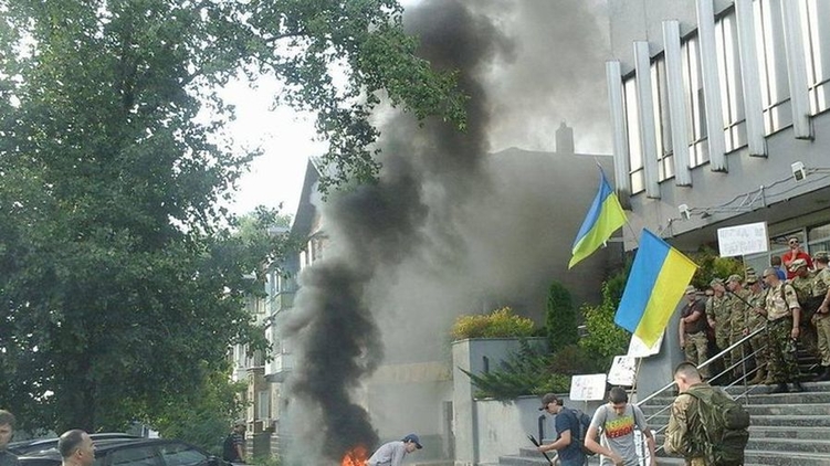 Радикалы подожгли покрышки перед офисом телеканала 